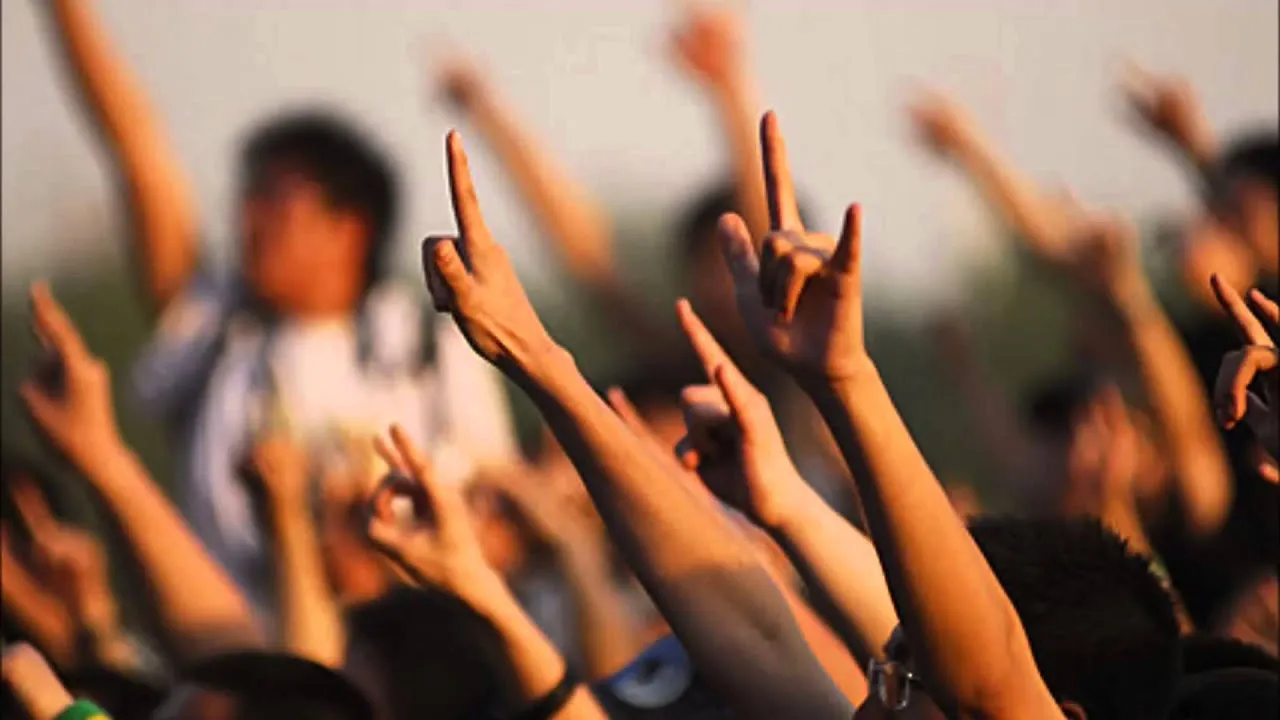 ยกมือขึ้น